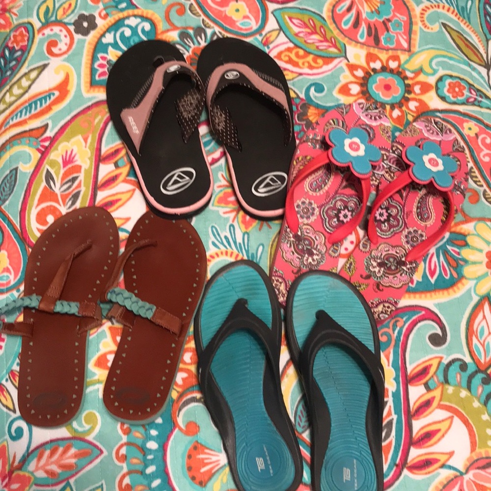 4 pairs of size 6 flip flops reef, Vera Bradley